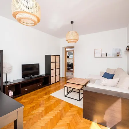 Rondo Wiatraczna Stylish By Bookinghost * Warschau